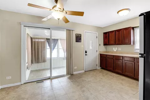 Kitchen - 14608 Kolin Ave, Midlothian, IL 60445 photo 3 of 3