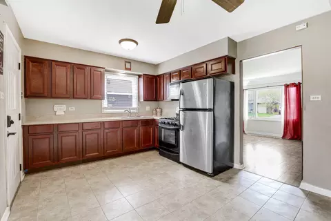 Kitchen - 14608 Kolin Ave, Midlothian, IL 60445 photo 1 of 3
