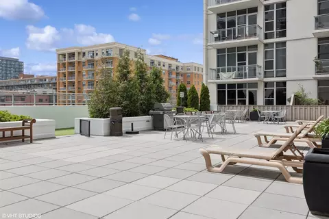 Exterior - 901 W Madison St #919, Chicago, IL 60607 photo 5 of 6