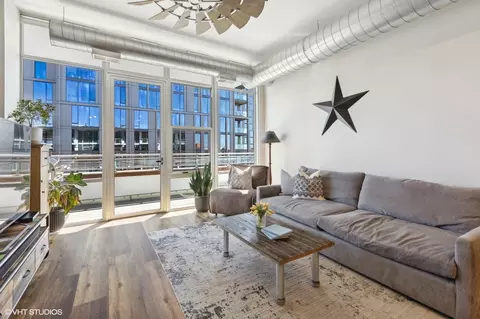Living - 901 W Madison St #919, Chicago, IL 60607 photo 3 of 5