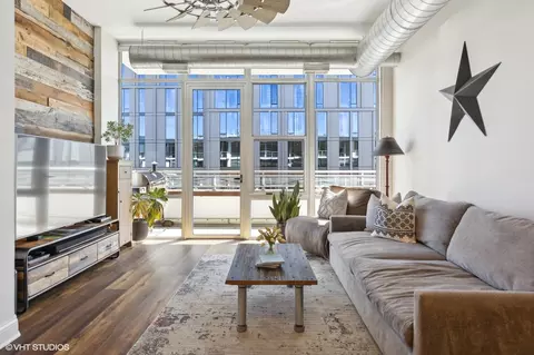 Living - 901 W Madison St #919, Chicago, IL 60607 photo 2 of 5