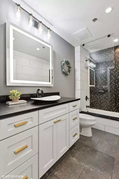 Bath - 901 W Madison St #919, Chicago, IL 60607 photo 3 of 3