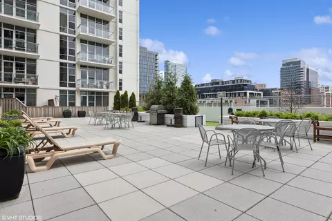 Exterior - 901 W Madison St #919, Chicago, IL 60607 photo 6 of 6