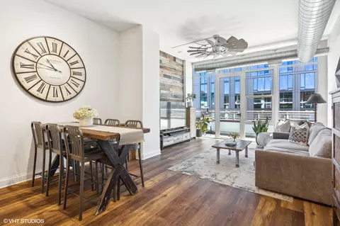 Living - 901 W Madison St #919, Chicago, IL 60607 photo 1 of 5