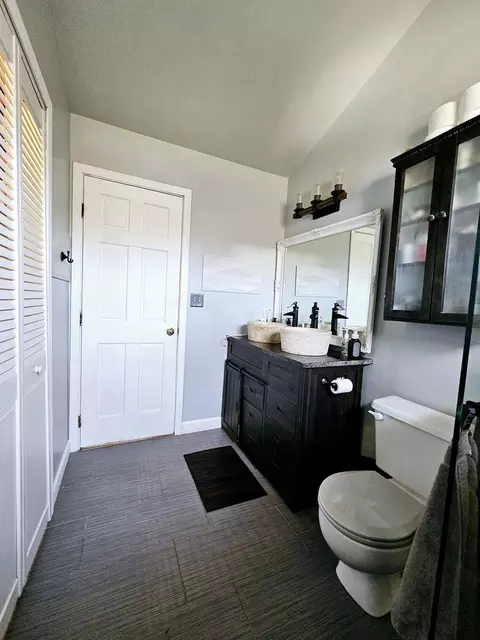 Bath - 249 Foxworth Ct, Aurora, IL 60502 photo 2 of 4