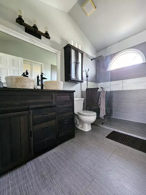 Bath - 249 Foxworth Ct, Aurora, IL 60502 photo 3 of 4