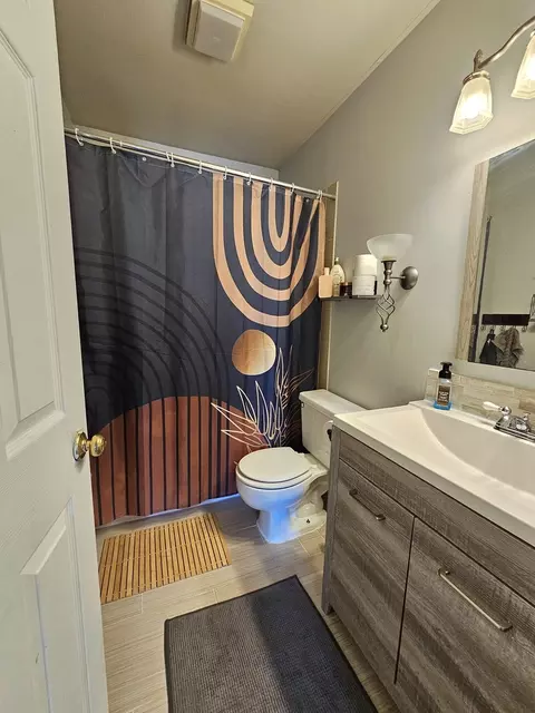 Bath - 249 Foxworth Ct, Aurora, IL 60502 photo 4 of 4
