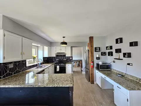 Kitchen - 249 Foxworth Ct, Aurora, IL 60502 photo 2 of 3