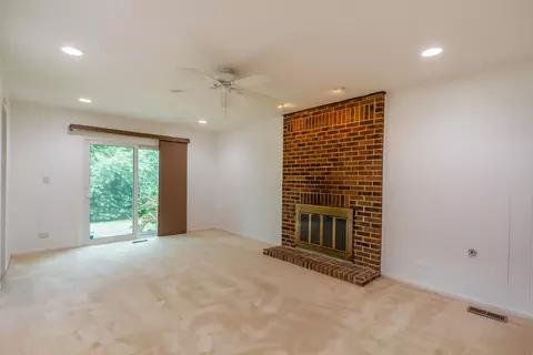 Living - 870 Tanglewood Dr, Wheeling, IL 60090 photo 3 of 4