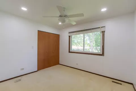Bedroom - 870 Tanglewood Dr, Wheeling, IL 60090 photo 3 of 4