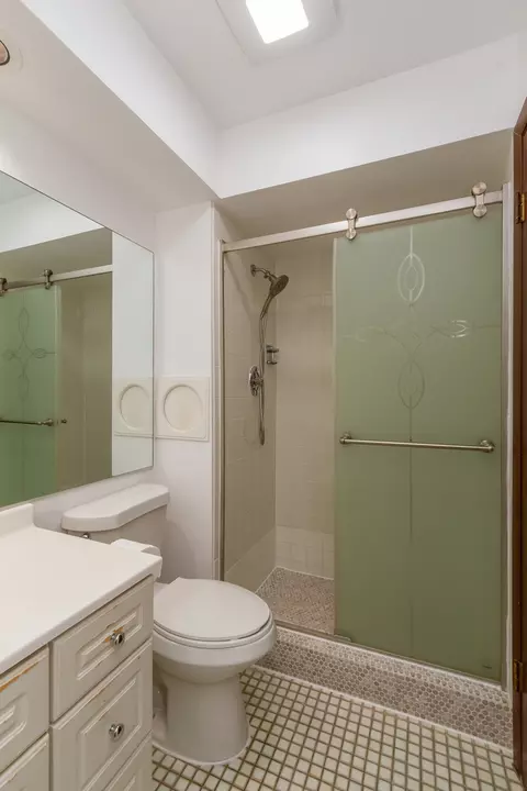 Bath - 870 Tanglewood Dr, Wheeling, IL 60090 photo 2 of 3