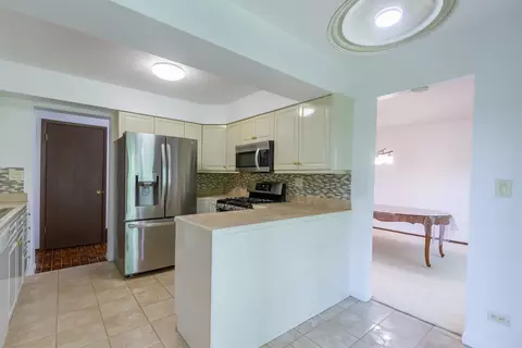 Kitchen - 870 Tanglewood Dr, Wheeling, IL 60090 photo 2 of 3