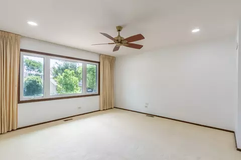 Bedroom - 870 Tanglewood Dr, Wheeling, IL 60090 photo 1 of 4