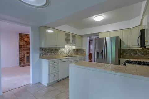 Kitchen - 870 Tanglewood Dr, Wheeling, IL 60090 photo 3 of 3