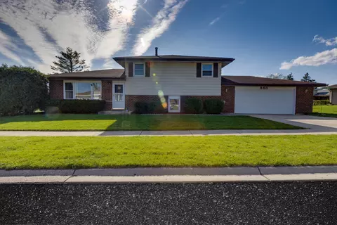 940 E Bradley Ct, Palatine, IL 60074