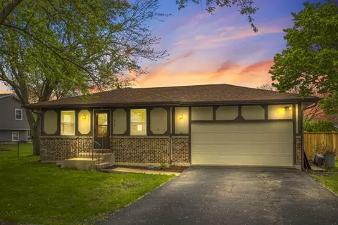 910 Sundown Rd, South Elgin, IL 60177