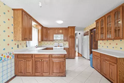 Kitchen - 14344 Kolin Ave, Midlothian, IL 60445 photo 1 of 2
