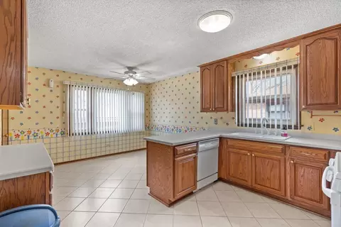 Kitchen - 14344 Kolin Ave, Midlothian, IL 60445 photo 2 of 2