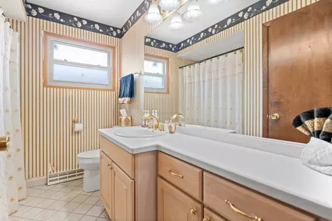 Bath - 14344 Kolin Ave, Midlothian, IL 60445 photo 2 of 3