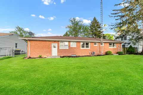 Exterior - 7 University Ct, Normal, IL 61761 photo 6 of 9