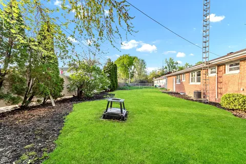 Exterior - 7 University Ct, Normal, IL 61761 photo 7 of 9
