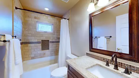 Bath - 1129 Chadwick Ct, Aurora, IL 60502 photo 3 of 5