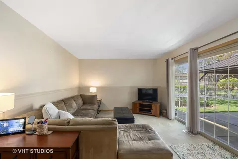 Living - 6248 157th St, Oak Forest, IL 60452 photo 3 of 4