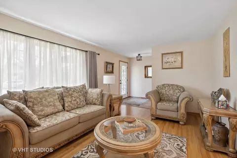 Living - 6248 157th St, Oak Forest, IL 60452 photo 2 of 4