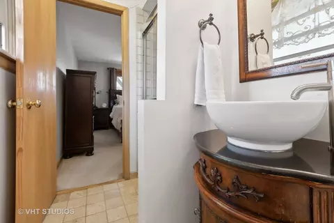 Bath - 6248 157th St, Oak Forest, IL 60452 photo 2 of 4