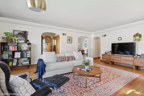 Living - 9901 S Bell Ave, Chicago, IL 60643 photo 3 of 6