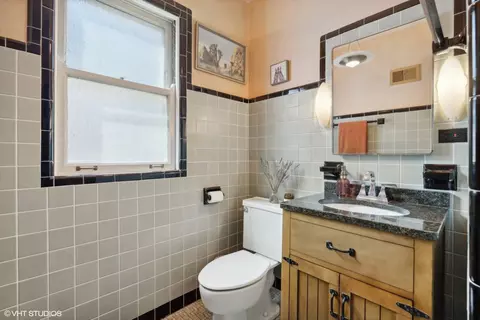 Bath - 9901 S Bell Ave, Chicago, IL 60643 photo 1 of 3