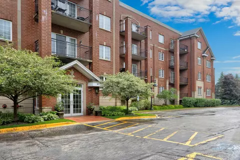 1479 N Milwaukee Ave #403, Libertyville, IL 60048