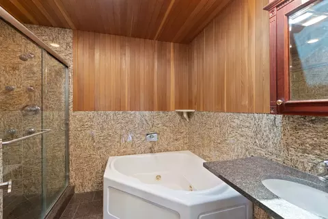 Bath - 215 Astor Pl, Northbrook, IL 60062 photo 3 of 4