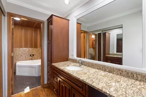 Bath - 215 Astor Pl, Northbrook, IL 60062 photo 2 of 4
