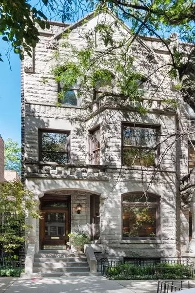 Exterior - 50 E Cedar St, Chicago, IL 60611 photo 2 of 15