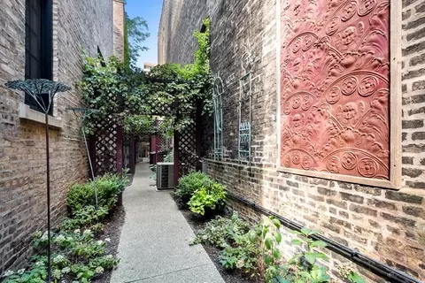 Exterior - 50 E Cedar St, Chicago, IL 60611 photo 5 of 15