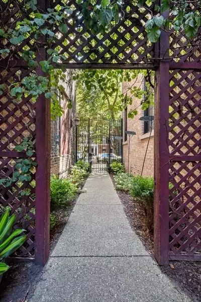Exterior - 50 E Cedar St, Chicago, IL 60611 photo 6 of 15