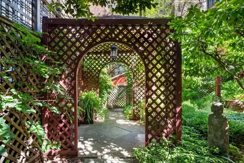 Exterior - 50 E Cedar St, Chicago, IL 60611 photo 12 of 15
