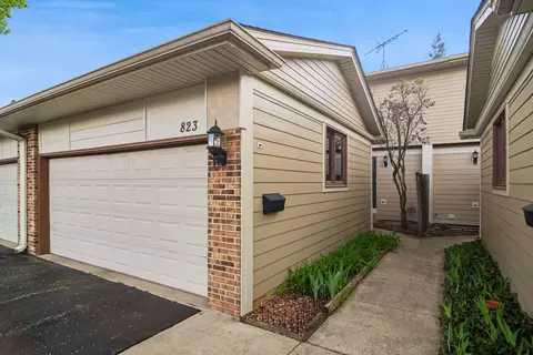 823 Bluebird St, Deerfield, IL 60015