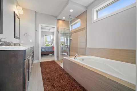 Bath - 2712 Piney Run, Bloomington, IL 61705 photo 2 of 5