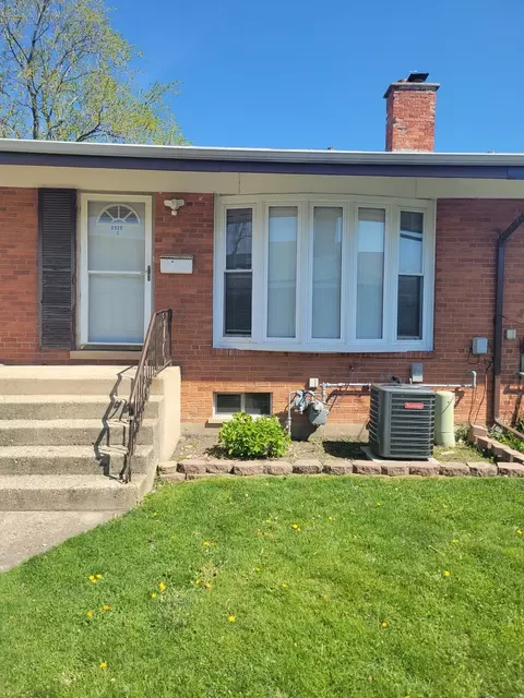 8928 Robin Dr #C, Des Plaines, IL 60016