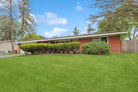 110 Navajo Trl, Mchenry, IL 60051