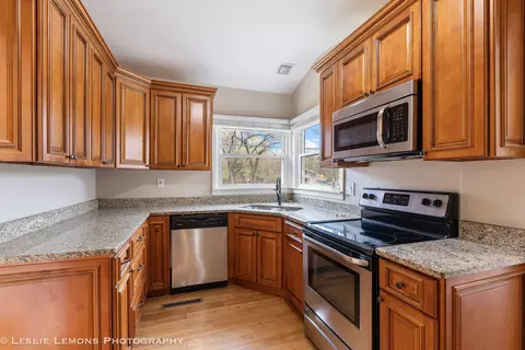 Kitchen - 25 W060 Armbrust Ave, Wheaton, IL 60187 photo 3 of 6