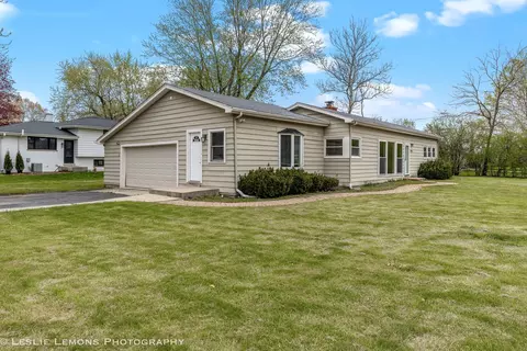 Exterior - 25 W060 Armbrust Ave, Wheaton, IL 60187 photo 2 of 3