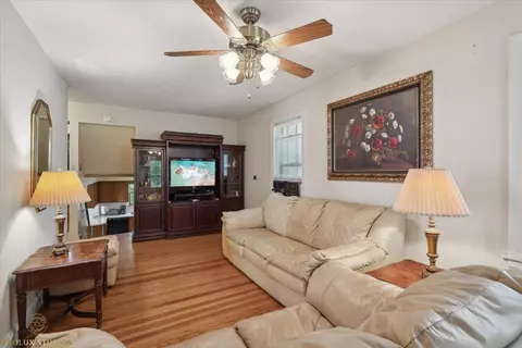63 W Algonquin Rd, Des Plaines, IL 60016 photo 3