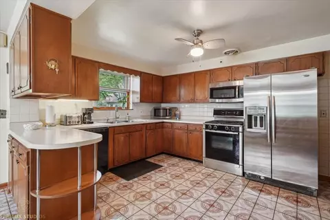 63 W Algonquin Rd, Des Plaines, IL 60016 photo 4