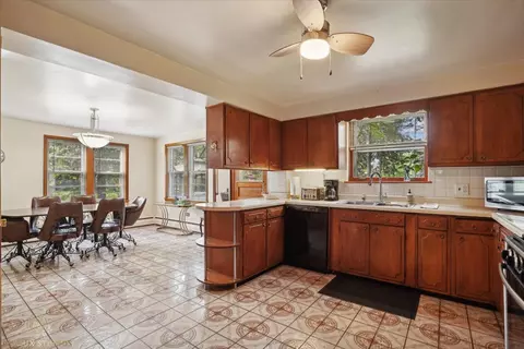 63 W Algonquin Rd, Des Plaines, IL 60016 photo 5