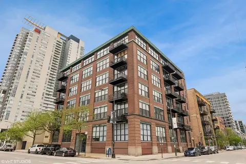 817 W Washington Blvd #402, Chicago, IL 60607