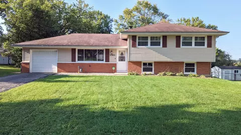 2303 Honeysuckle Ct, Lindenhurst, IL 60046