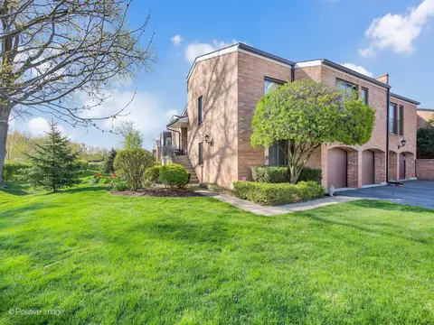 19 W187 Newport Ln, Oak Brook, IL 60523